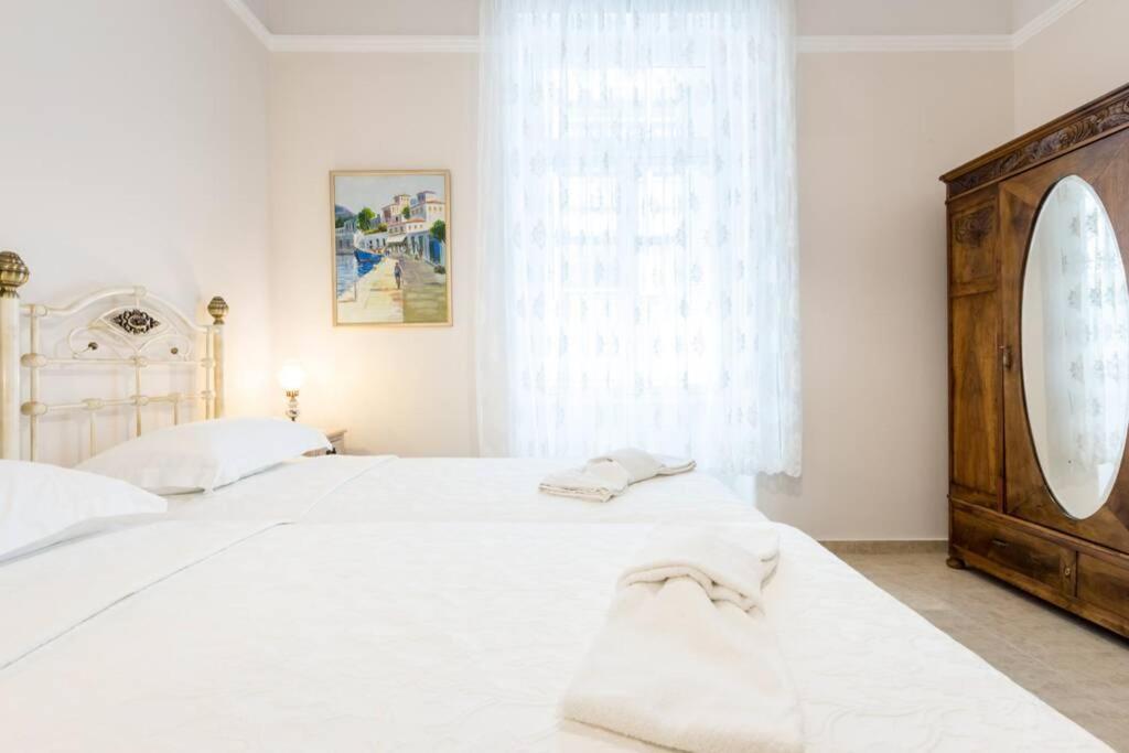 Neoclassical Apartment With 2 Bedrooms In Пирея Екстериор снимка