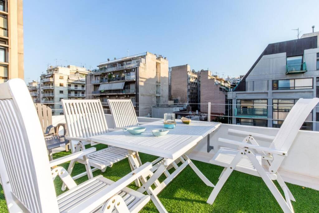 Neoclassical Apartment With 2 Bedrooms In Пирея Екстериор снимка