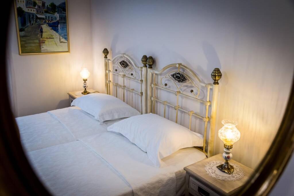 Neoclassical Apartment With 2 Bedrooms In Пирея Екстериор снимка