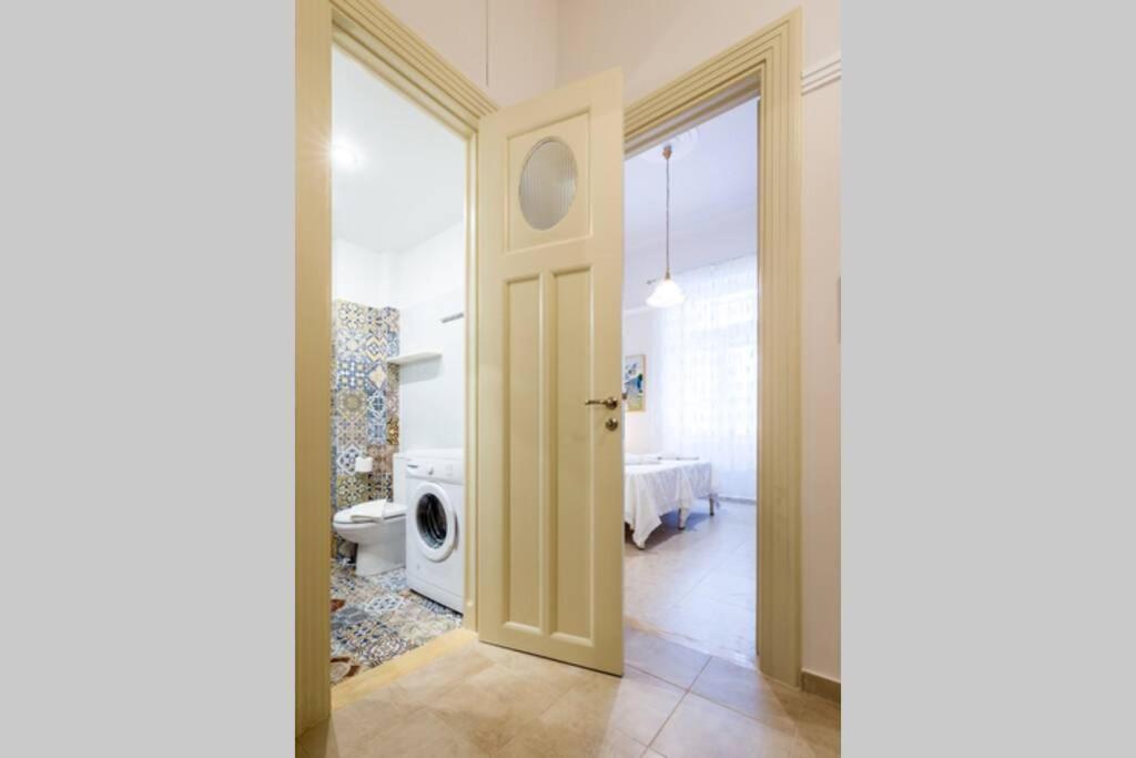 Neoclassical Apartment With 2 Bedrooms In Пирея Екстериор снимка