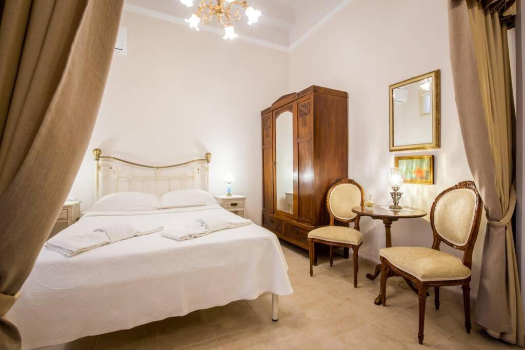 Neoclassical Apartment With 2 Bedrooms In Пирея Екстериор снимка