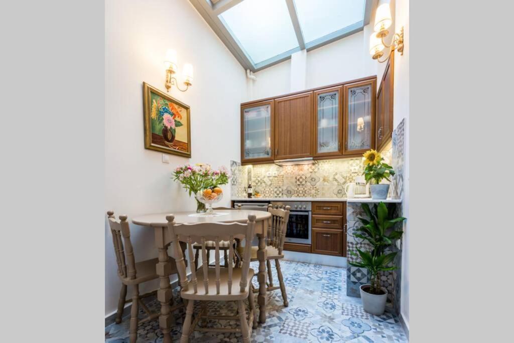 Neoclassical Apartment With 2 Bedrooms In Пирея Екстериор снимка