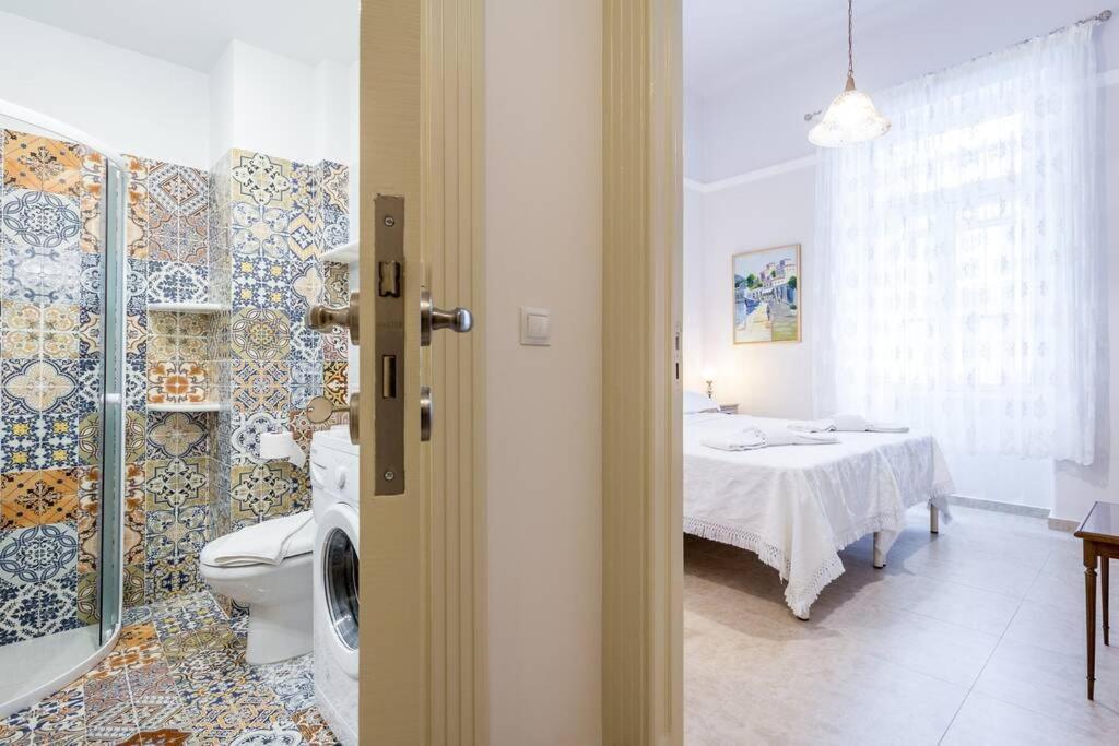 Neoclassical Apartment With 2 Bedrooms In Пирея Екстериор снимка