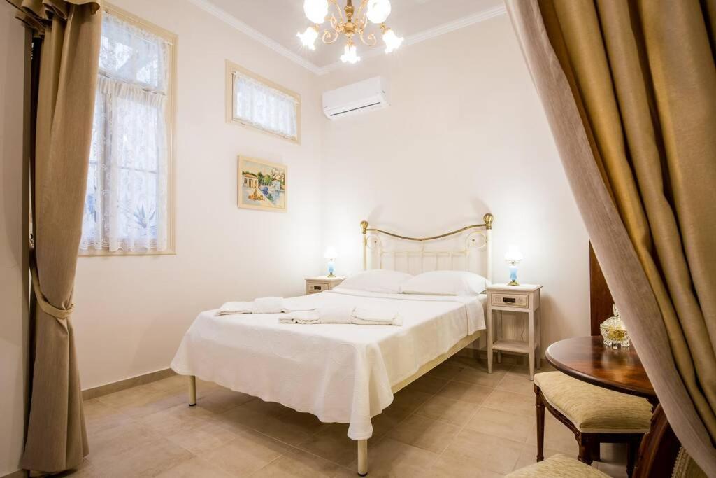 Neoclassical Apartment With 2 Bedrooms In Пирея Екстериор снимка
