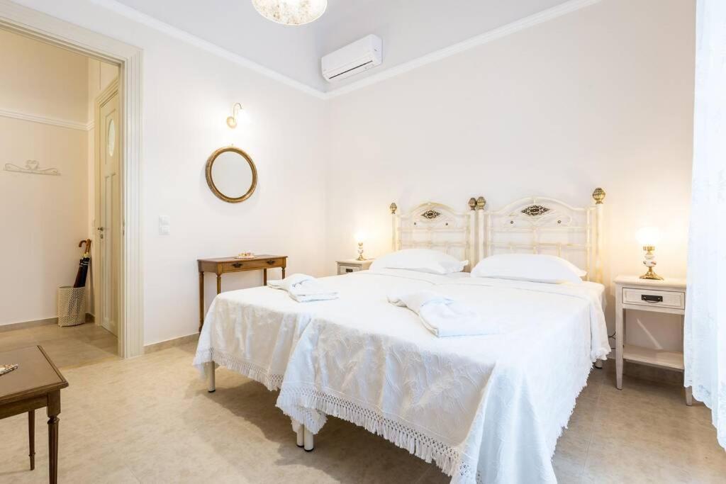 Neoclassical Apartment With 2 Bedrooms In Пирея Екстериор снимка