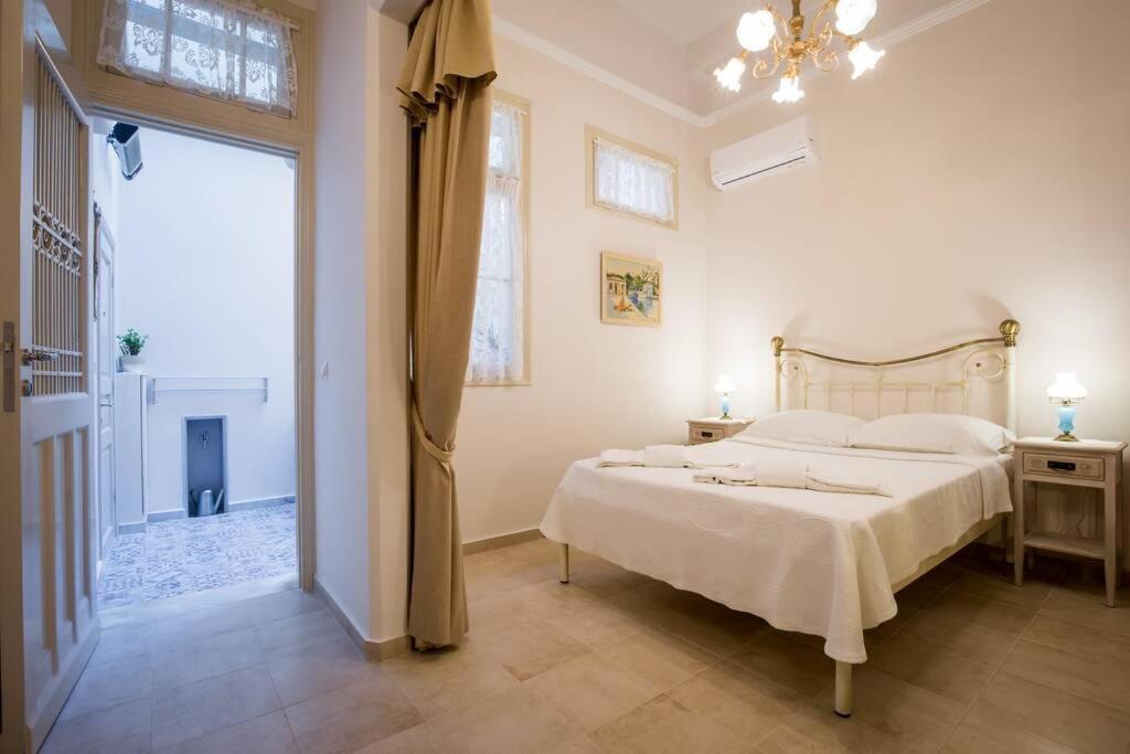 Neoclassical Apartment With 2 Bedrooms In Пирея Екстериор снимка