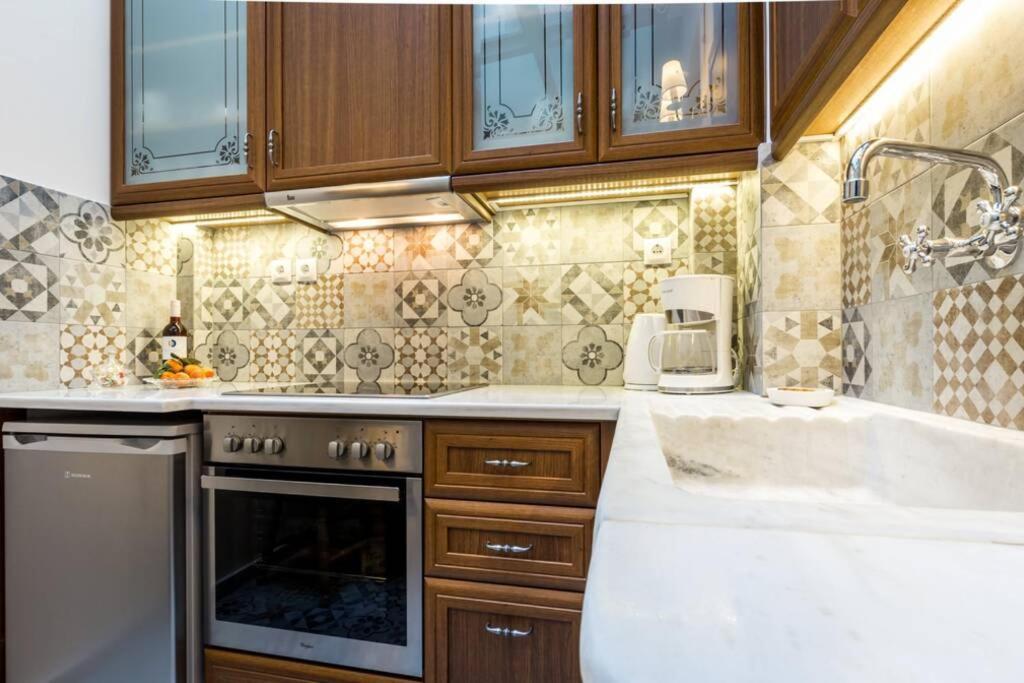 Neoclassical Apartment With 2 Bedrooms In Пирея Екстериор снимка