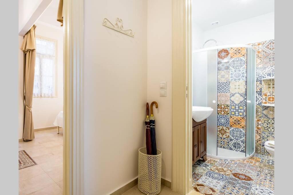 Neoclassical Apartment With 2 Bedrooms In Пирея Екстериор снимка