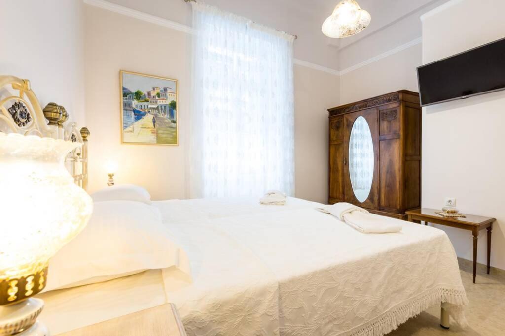 Neoclassical Apartment With 2 Bedrooms In Пирея Екстериор снимка
