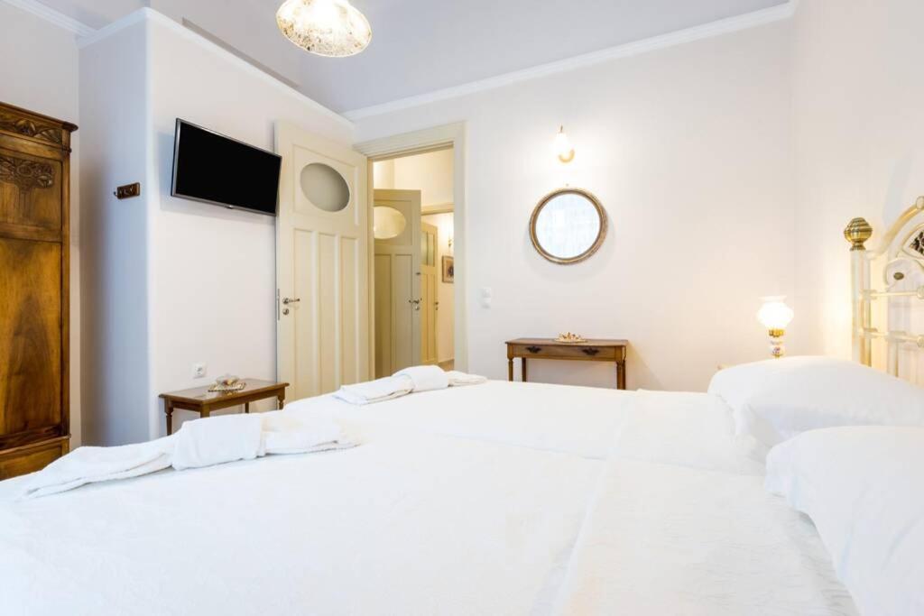 Neoclassical Apartment With 2 Bedrooms In Пирея Екстериор снимка