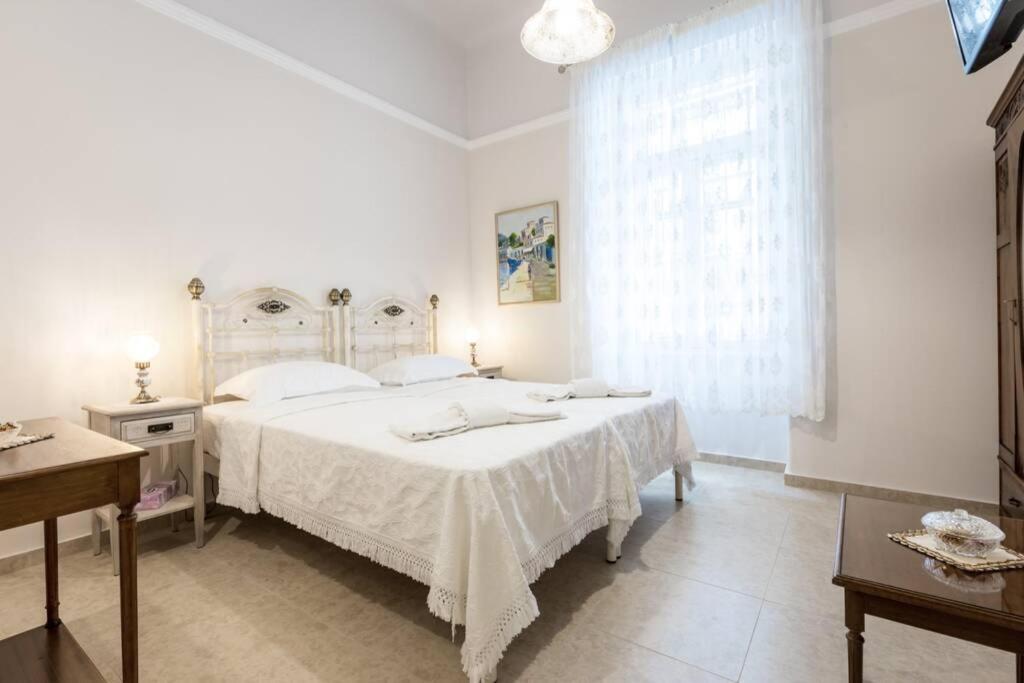 Neoclassical Apartment With 2 Bedrooms In Пирея Екстериор снимка