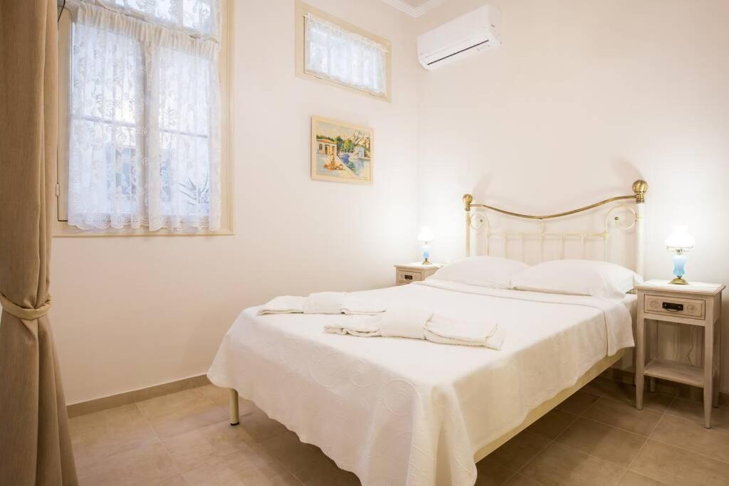 Neoclassical Apartment With 2 Bedrooms In Пирея Екстериор снимка