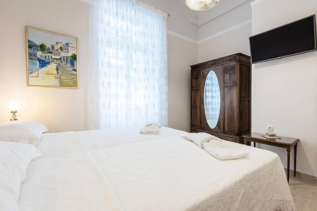 Neoclassical Apartment With 2 Bedrooms In Пирея Екстериор снимка