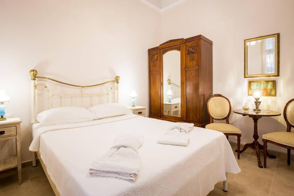 Neoclassical Apartment With 2 Bedrooms In Пирея Екстериор снимка