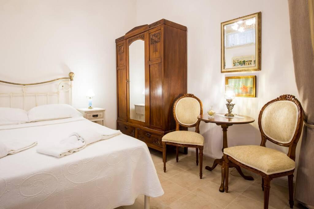 Neoclassical Apartment With 2 Bedrooms In Пирея Екстериор снимка