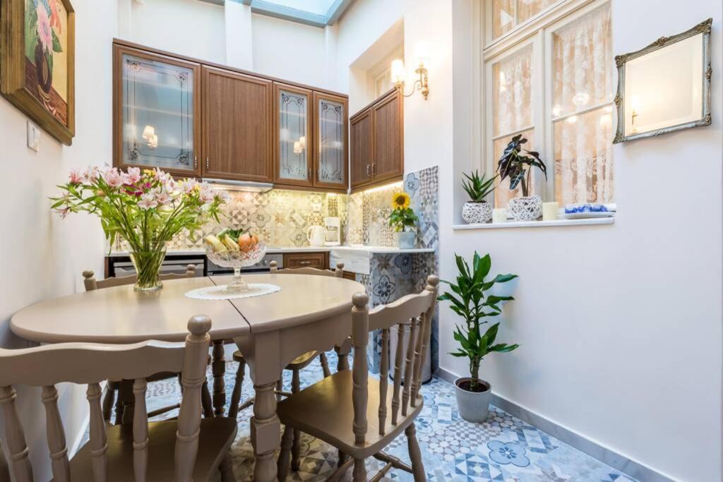 Neoclassical Apartment With 2 Bedrooms In Пирея Екстериор снимка