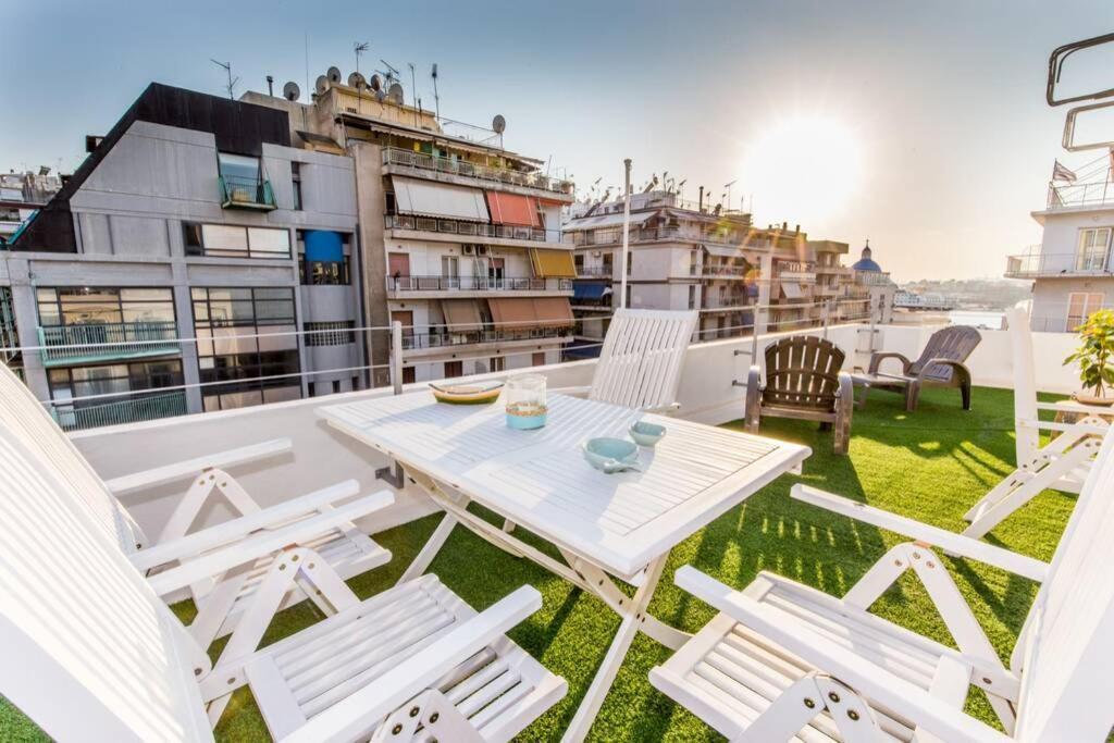 Neoclassical Apartment With 2 Bedrooms In Пирея Екстериор снимка