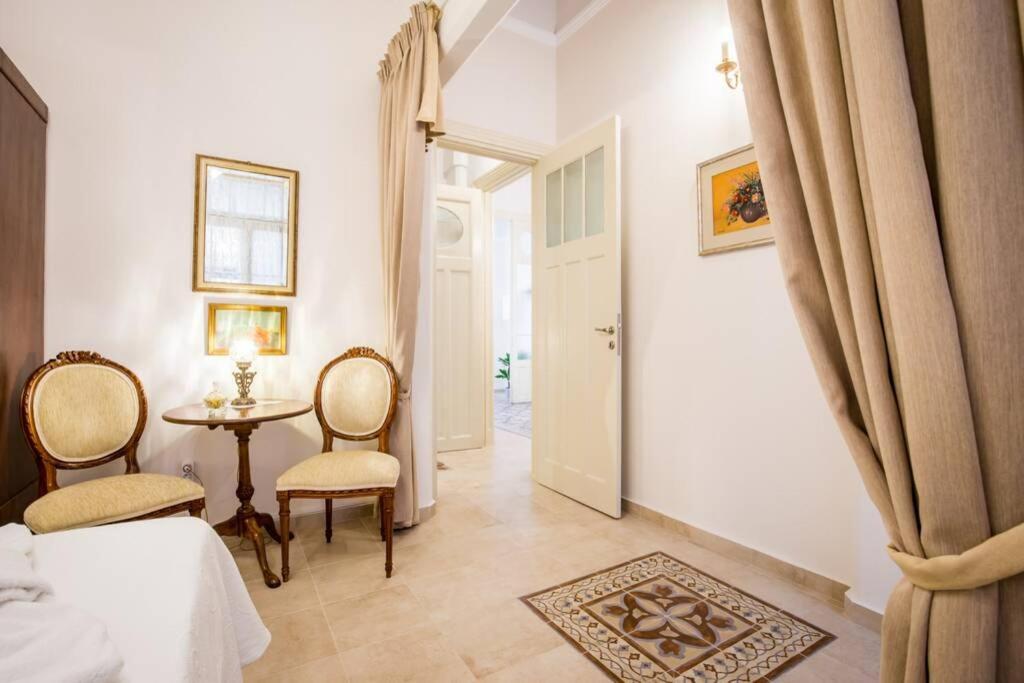 Neoclassical Apartment With 2 Bedrooms In Пирея Екстериор снимка