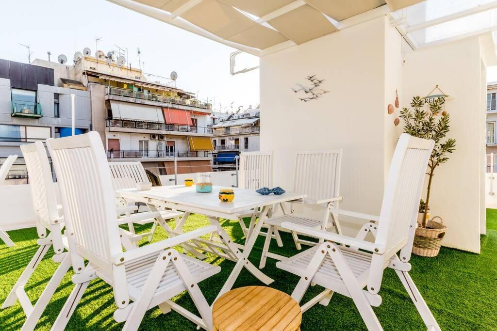 Neoclassical Apartment With 2 Bedrooms In Пирея Екстериор снимка