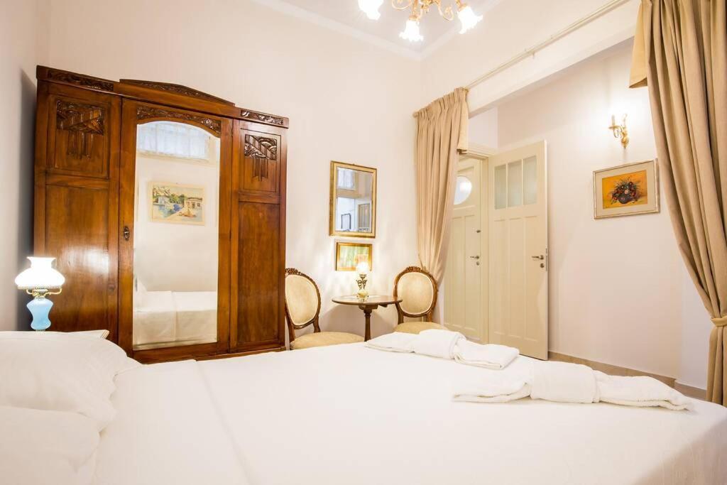 Neoclassical Apartment With 2 Bedrooms In Пирея Екстериор снимка
