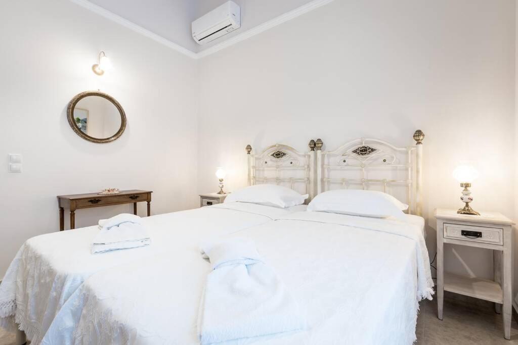 Neoclassical Apartment With 2 Bedrooms In Пирея Екстериор снимка